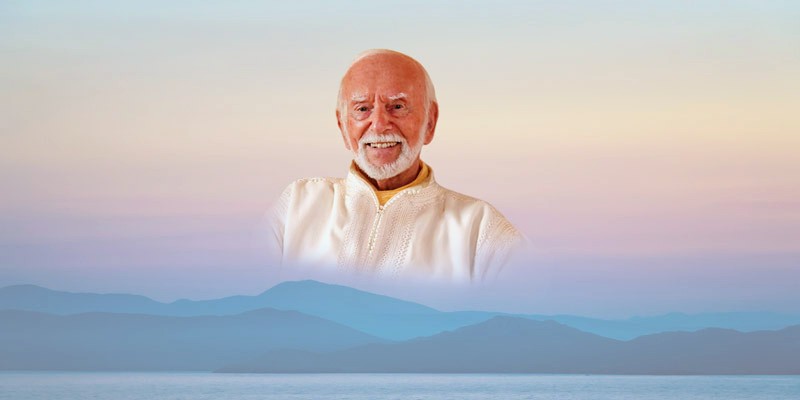 Tautropfen auf einem Blatt als Symbol für die Kostbarkeit des Augenblicks.